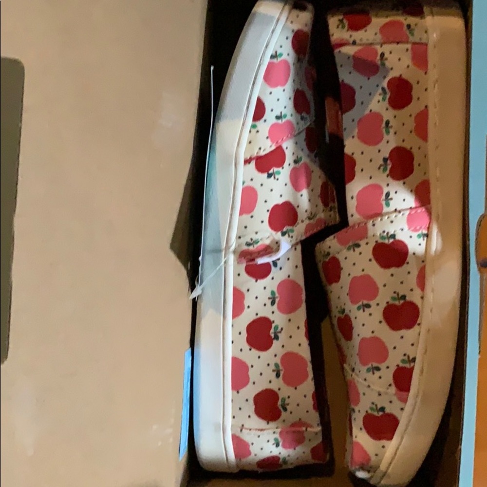 Tom’s canvas shoe apple print